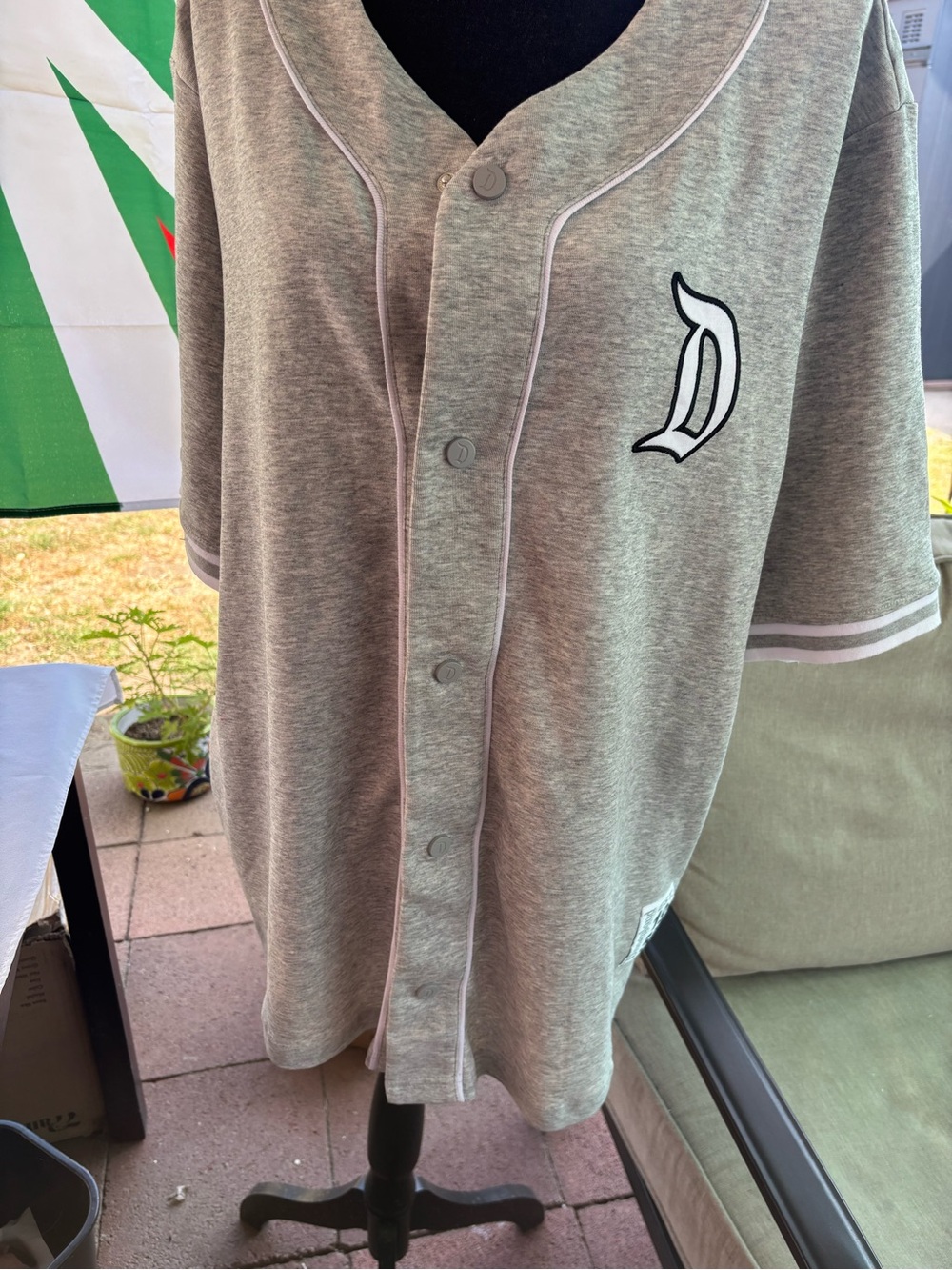 Disneyland grey  Baseball Jersey with 'D' Patch xl Disneyland logo on back